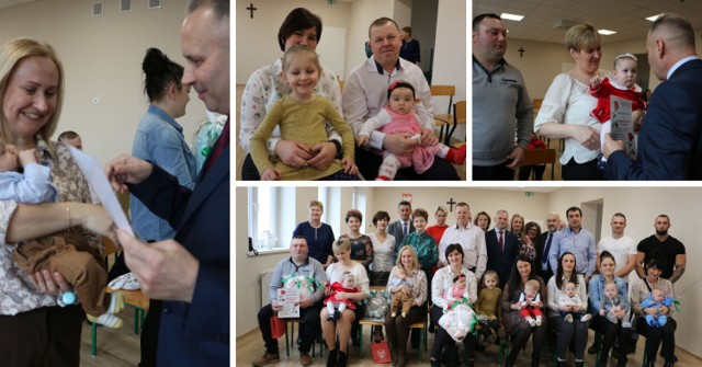 Spotkanie Jarosława Poliwko, wójta gminy Bobrowniki z dziećmi, które urodziły się w drugiej połowie 2021 roku.