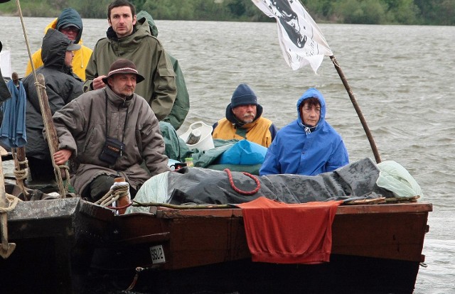 Inicjatorem akcji jest Jarosław Kałuża (na zdjęciu w góralskim kapeluszu), który od lat pływa Wisłą na historycznych jednostkach