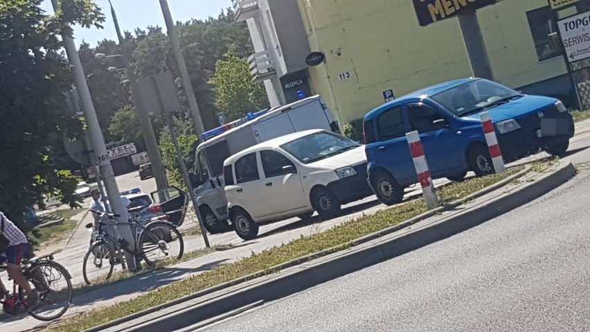 Nietypowy wypadek we Włocławku. Rowerzysta wywrócił się uderzając w linkę holującą fiata [zdjęcia]