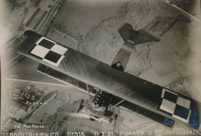 Fotografia z przelotu samolotu Fokker D. VII pilotowanego przez chor. Rutkowskiego