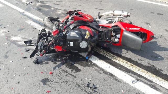 Wypadek na trasie Namysłów-Kamienna. Motocyklista wjechał w forda i przeleciał 35 metrów. Jest ciężko ranny