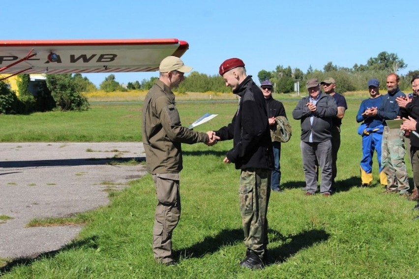 Harcerze z lęborskiej 7 brygady Czerwonych Beretów skakali ze spadochronem