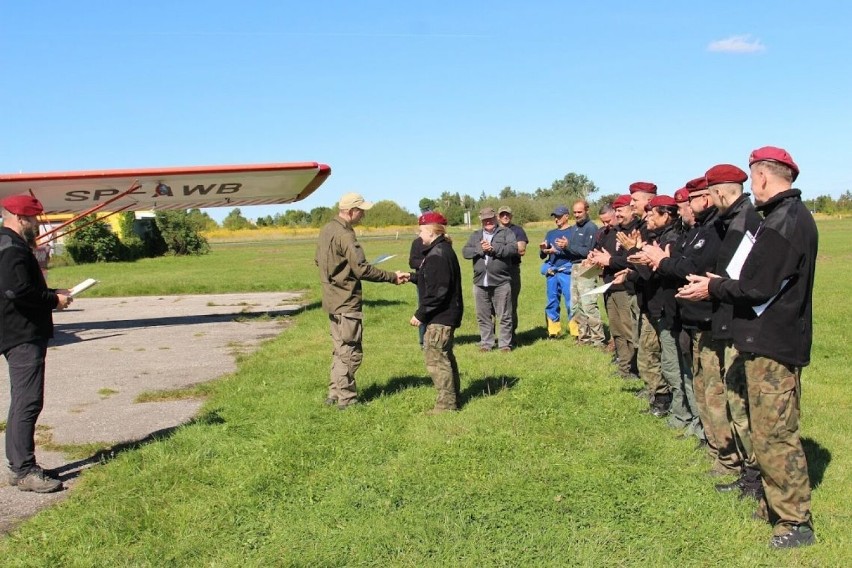 Harcerze z lęborskiej 7 brygady Czerwonych Beretów skakali ze spadochronem