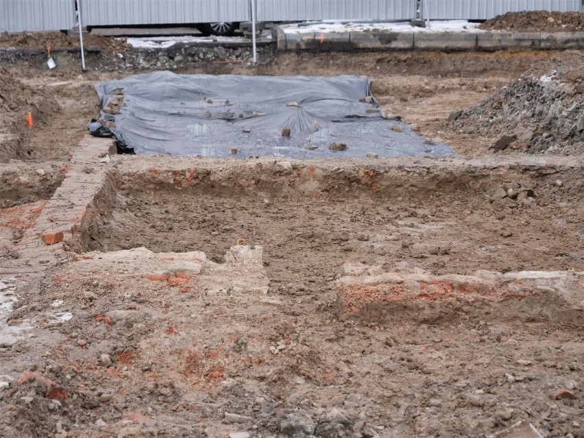 Odkryty zarys fundamentów po dawnym miejskim ratuszu w...
