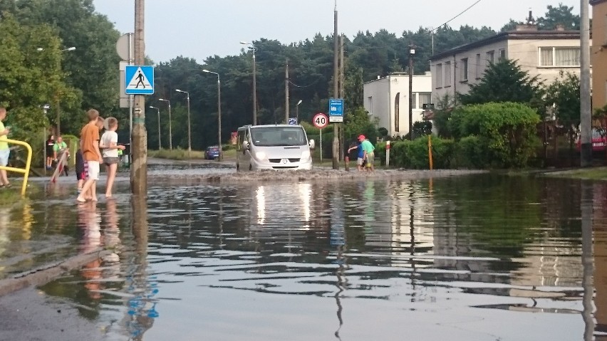 Ulewa w Bydgoszczy. Na Szpitalnej powstało "jezioro" [zdjęcia, wideo]