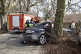 Mazda uderzyła w drzewo. Ranny kierowca      