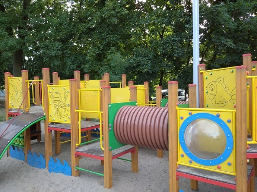 Zdjęcia zniszczeń placu zabaw przy ul. Oświęcimskiej sprzed tygodnia