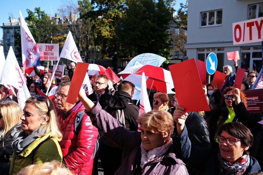 Protest nauczycieli w Warszawie przeciwko decyzjom Ministra Edukacji. Żądają podwyżek i pokazują czerwoną kartkę Przemysławowi Czarnkowi