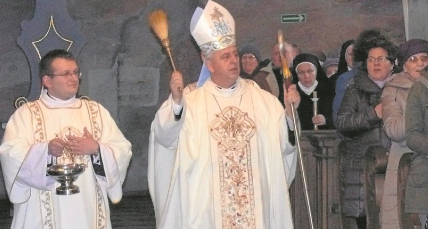 Uroczystościom w Jędrzejowie przewodniczył ksiądz biskup Jan...