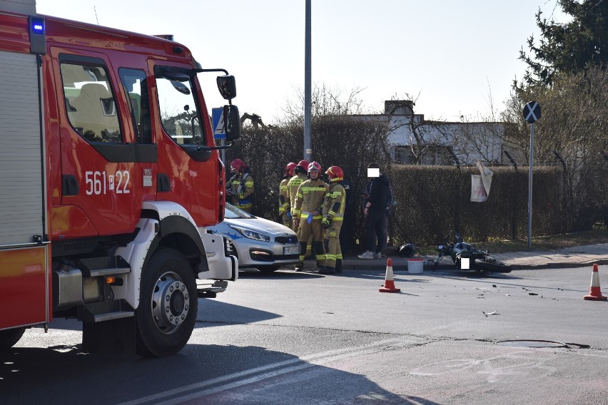 Pleszew. Zderzenie samochodu osobowego i motocykla na skrzyżowaniu ulicy Lipowej z Wierzbową