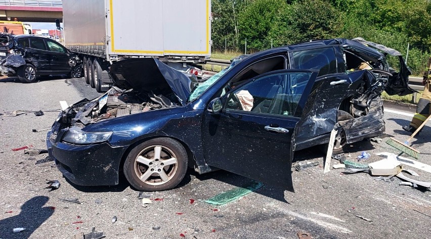 Wypadek na węźle Kowale. Trzy osoby ranne. Utrudnienia na drodze