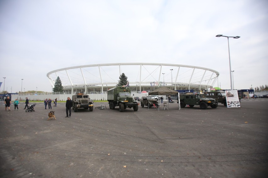 Czołgi  i wozy bojowe przy Stadionie Śląskim