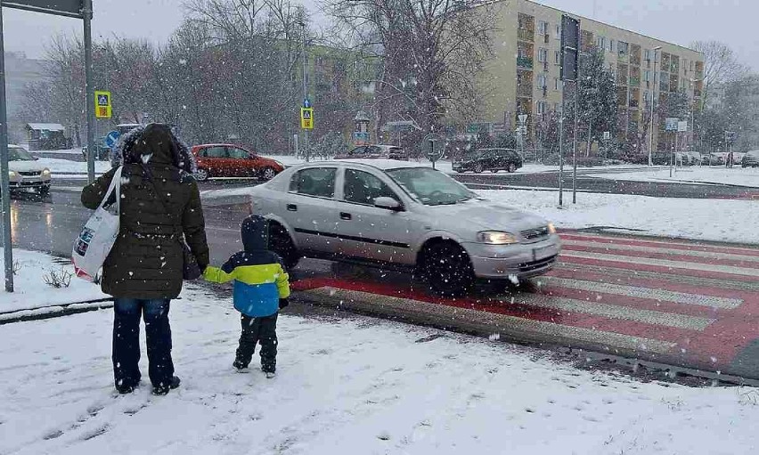 Zima znów w natarciu. Intensywna śnieżyca przeszła przez Kraków [ZDJĘCIA]