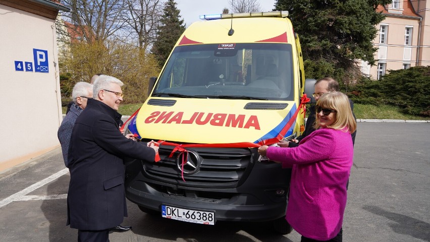 Zakup ambulansów wyniósł 1 218 000 zł, z czego dotacja...