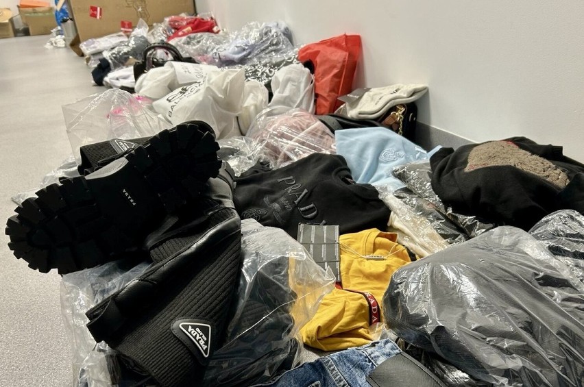 Policjanci z Piły zatrzymali kobietę, która sprzedawała podrabianą odzież i galanterię
