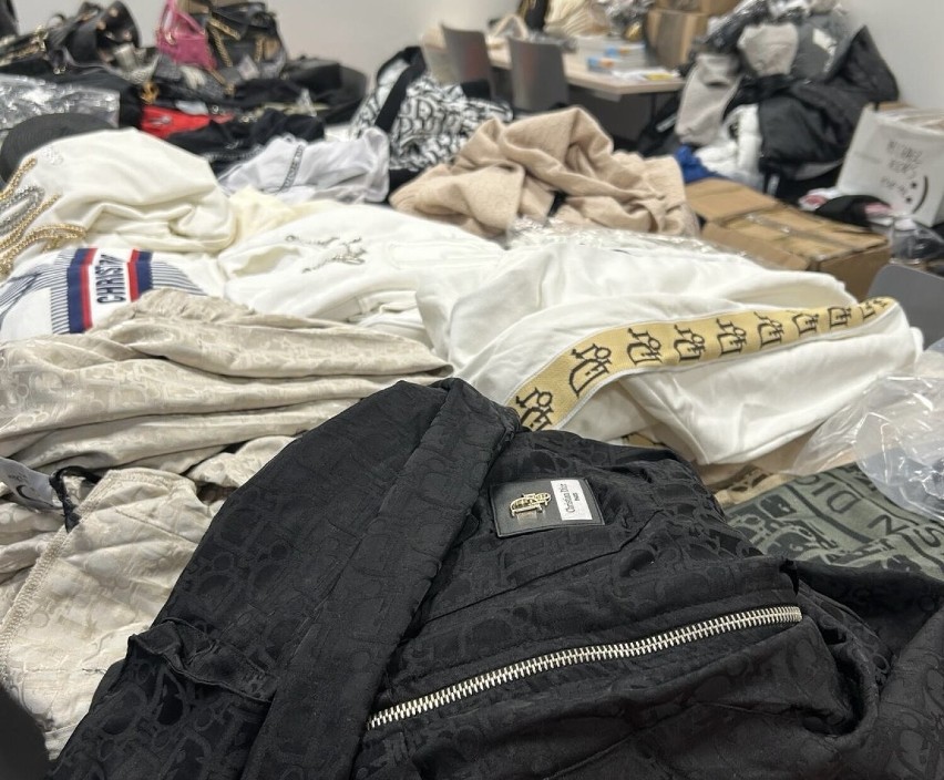 Policjanci z Piły zatrzymali kobietę, która sprzedawała podrabianą odzież i galanterię
