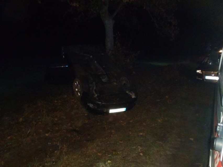 Dachowanie auta w Brzekińcu. Trzy osoby trafiły do szpitala (ZDJĘCIA)