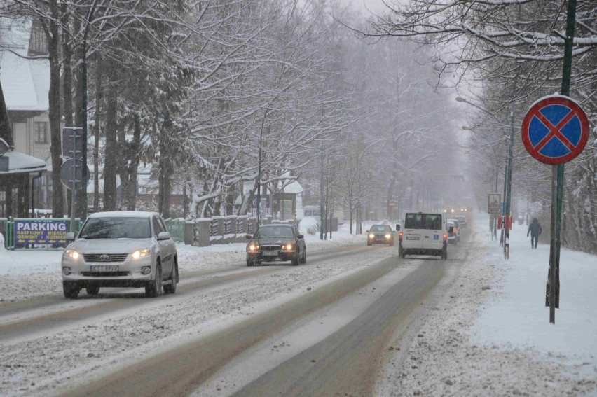 Intensywny śnieg na Podhalu, drogi są białe [ZDJĘCIA]