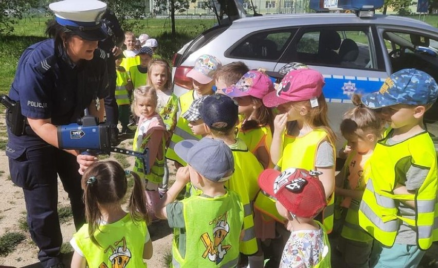 Policjantki dzierżoniowskiej drogówki spotkały się z dziećmi...