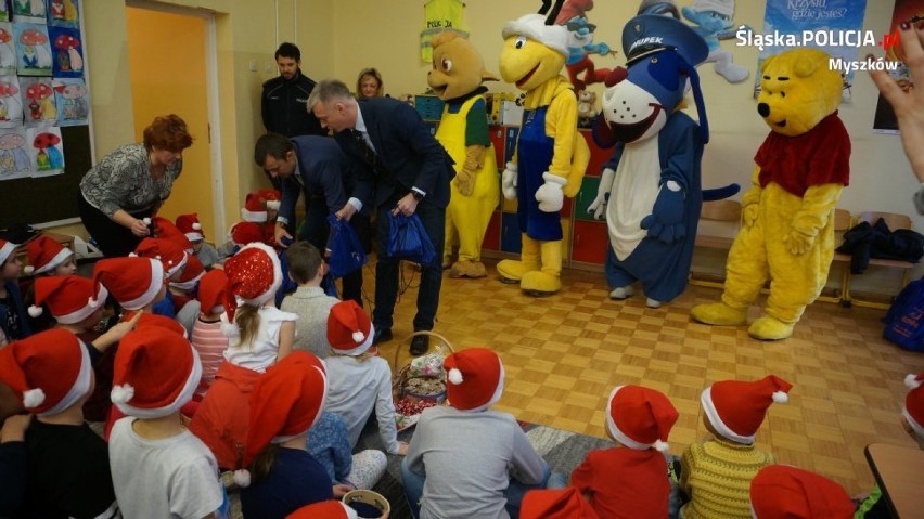Myszków: Pomocnicy Świętego Mikołaja i Sznupek rozdawali prezenty w Szkole Podstawowej nr 5 i przedszkolu "Puchatek" [ZDJĘCIA]