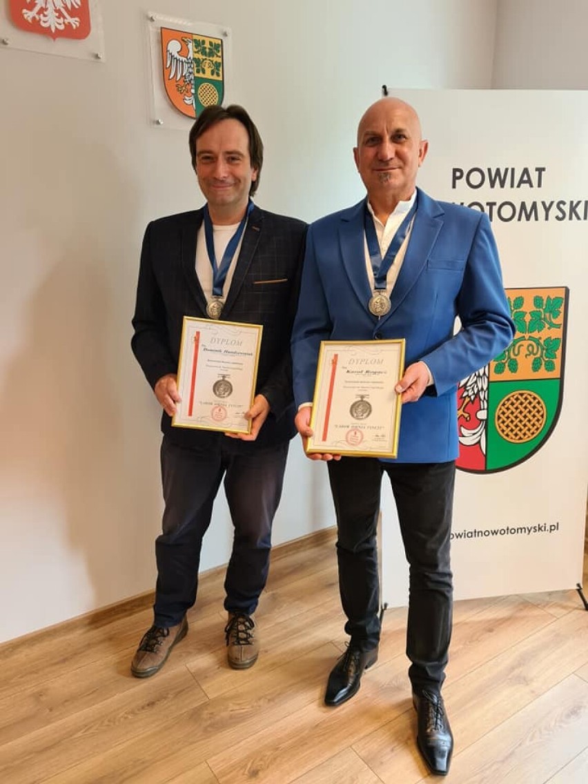 Nowy Tomyśl. Dominik Handzewniak i Karol Rogacz uhonorowani srebrnymi medalami ,,Labor Omnia Vincit" za krzewienie idei pracy organicznej