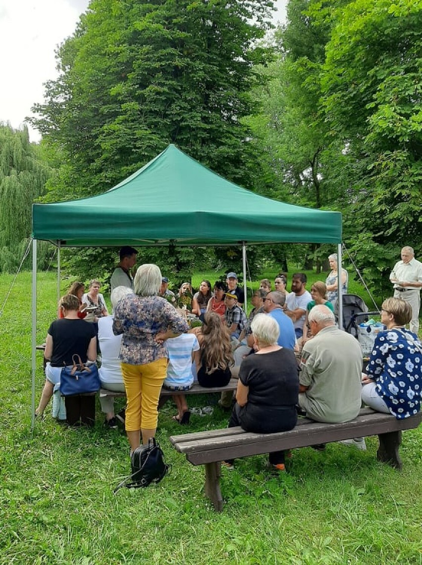 Spacer wśród drzew w dworku Marii Dąbrowskiej w Russowie