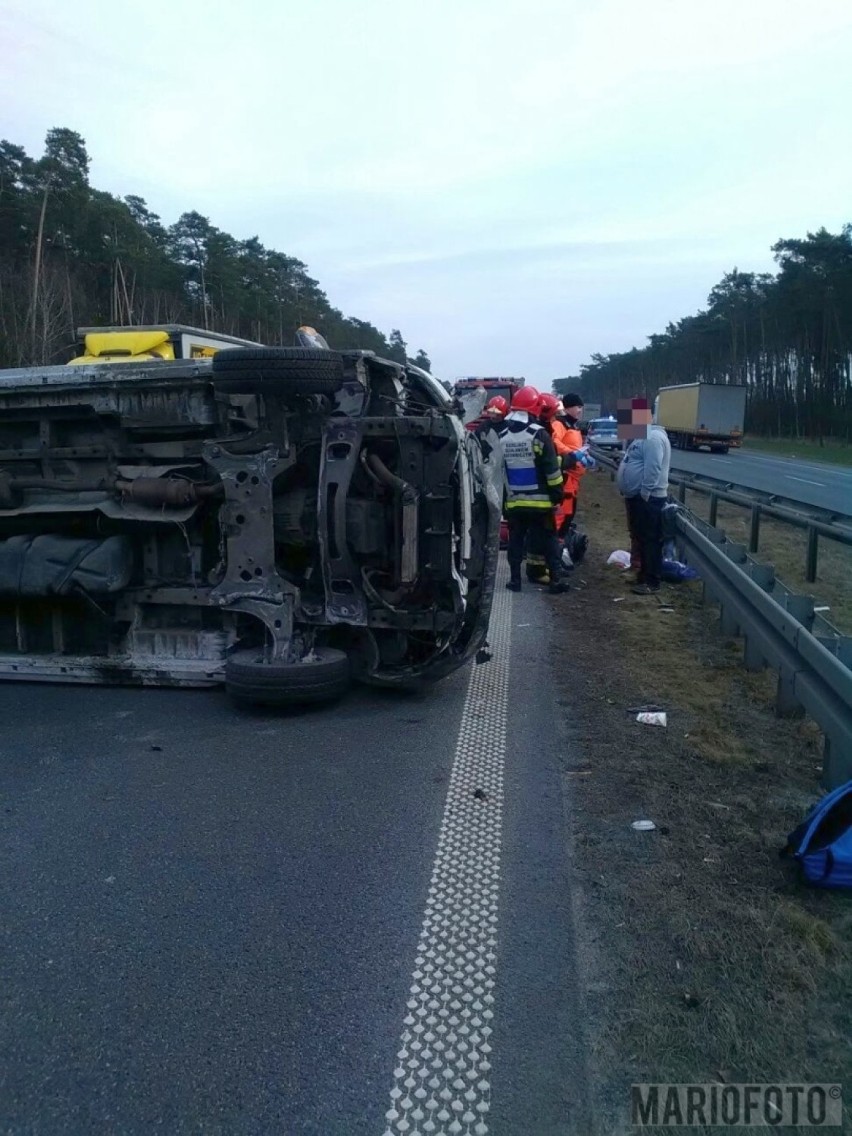 Wypadek na autostradzie A4. Dachował bus.