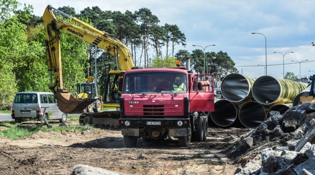 Trwa wielka inwestycja drogowa wzdłuż ulicy Grunwaldzkiej w Bydgoszczy. Prace przy rozbudowie drogi, która połączy za jakiś czas Bydgoszcz z trasą S5 idą pełną parą. Zobaczcie zdjęcia!