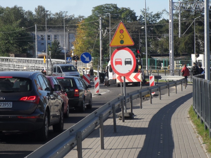 W Ustce na drodze krajowej nr 21 trwają poprawki...