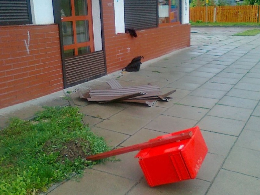 Skrzynka pocztowa w Siejach także została uszkodzona przez...