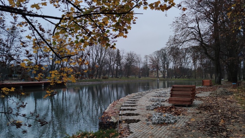 Park Belzacki w Piotrkowie miał być gotowy w wakacje, nadal trwa modernizacja. Kiedy się skończy? ZDJĘCIA