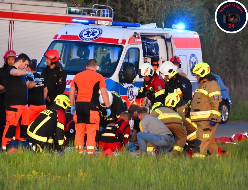 Ratownicy udzielają pomocy jednej z poszkodowanych osób