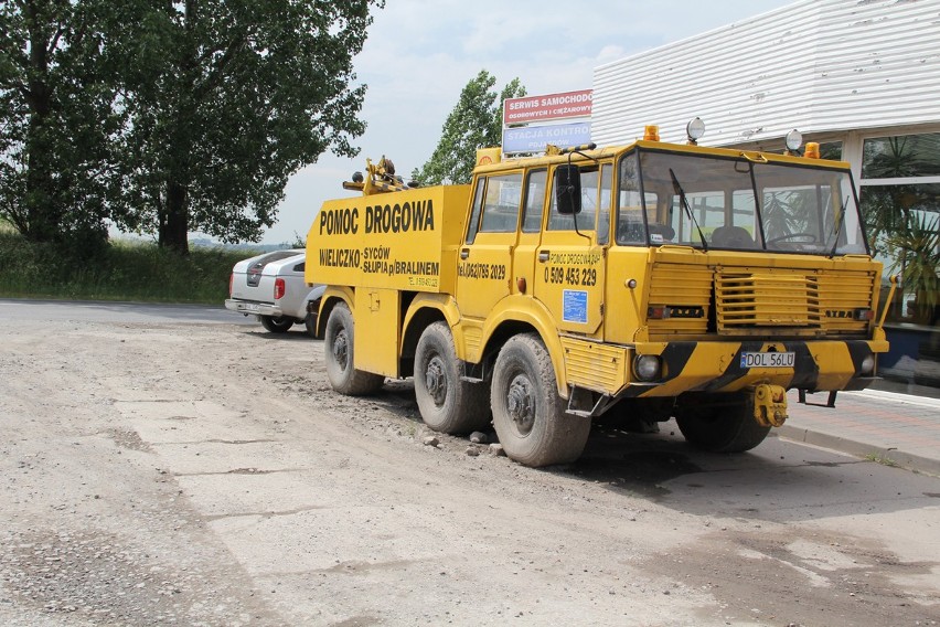 Auto pomocy drogowej chroni szyby sklepowe przed pęknięciami