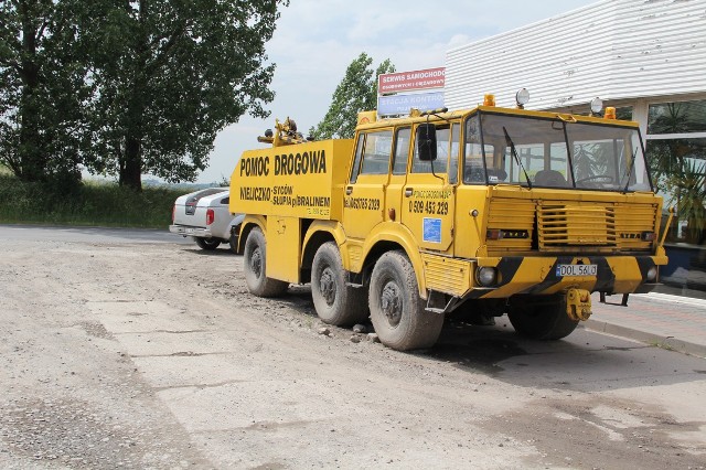 Auto pomocy drogowej chroni szyby sklepowe przed pęknięciami