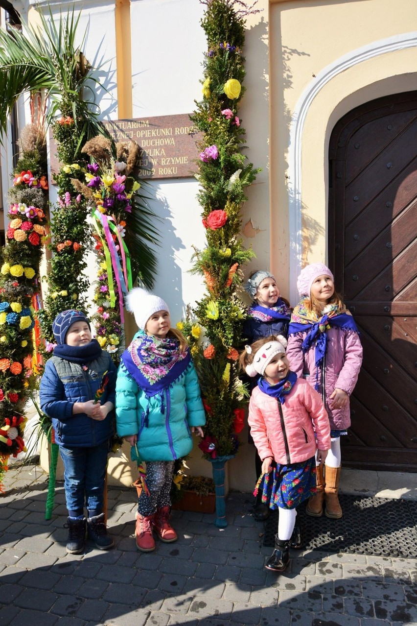 Niedziela Palmowa w Pilicy. Mieszkańcy przygotowali kolorowe palmy NOWE FOTO