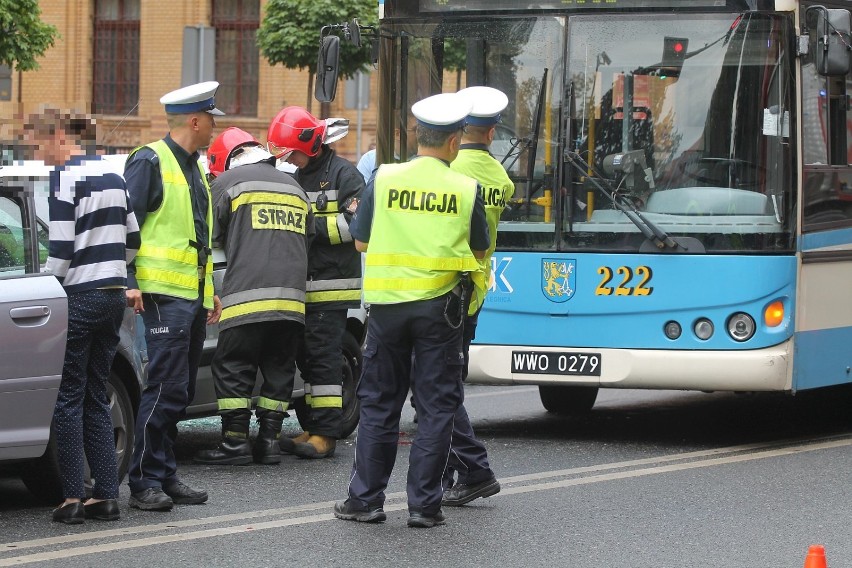 Wypadek autobusu MPK i trzech osobówek w centrum Legnicy [ZDJĘCIA]