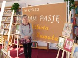 "Mam pasję". W ramach kolejnej wystawy czytelnicy i goście Gminnej Biblioteki Publicznej w Dobrzycy mogą podziwiać prace Elżbiety Kawały 