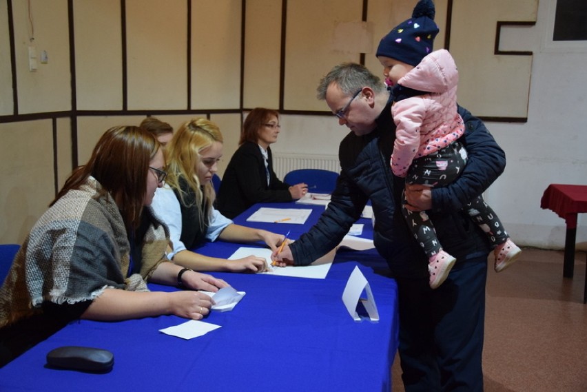 Krzysztof Michałowski przyszedł na głosowanie z całą rodziną
