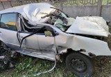 Tragedia na północ od Warszawy. 18-latek bez prawa jazdy wjechał autem w drzewo. Kierowca zginął na miejscu