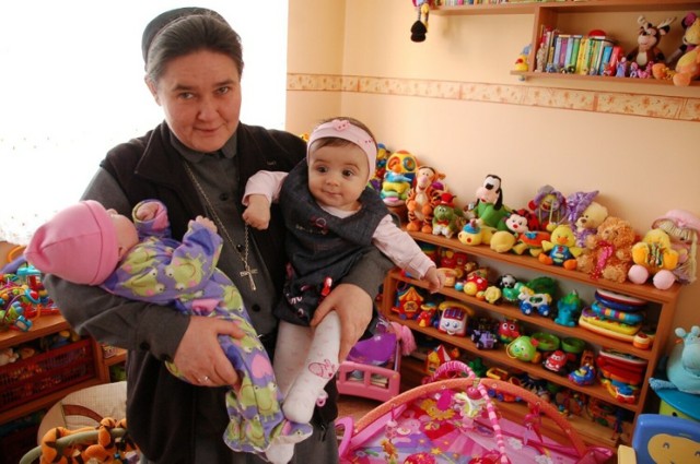 Dom Samotnej Matki w Tarnowie pomaga mamom z dziećmi przebywającym w budynku przy ul. Mościckiego, ale także kobietom z całej diecezji, które samotnie wychowują dzieci