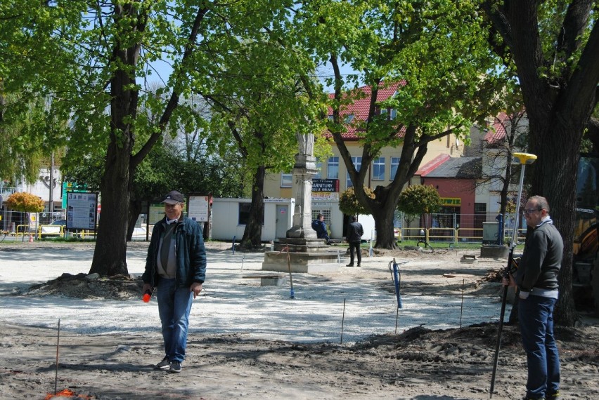 W piątek geodeci wytyczali teren pod oświetlenie i inne...