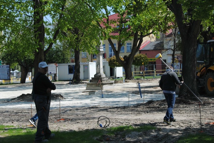 Figurka świętego Floriana mocniej stoi na fundamentach.