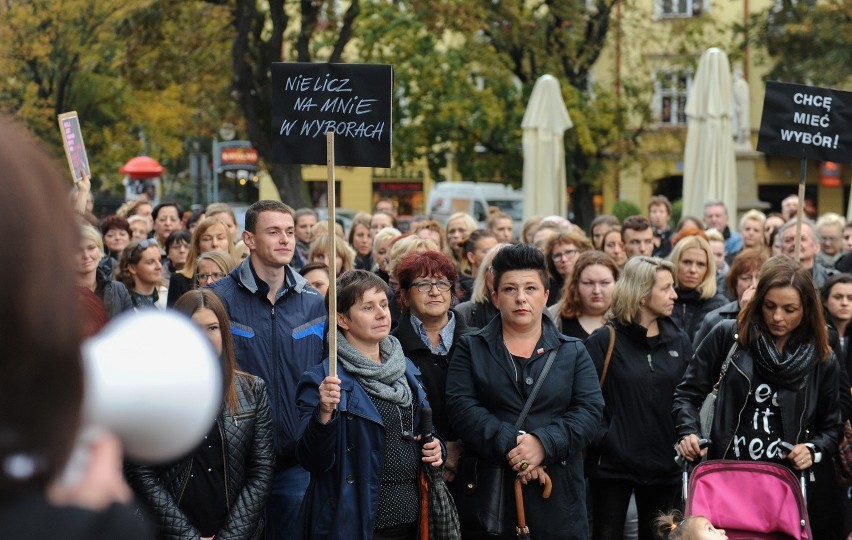 Ulicami Przemyśla przeszło ponad 100 kobiet ubranych na...
