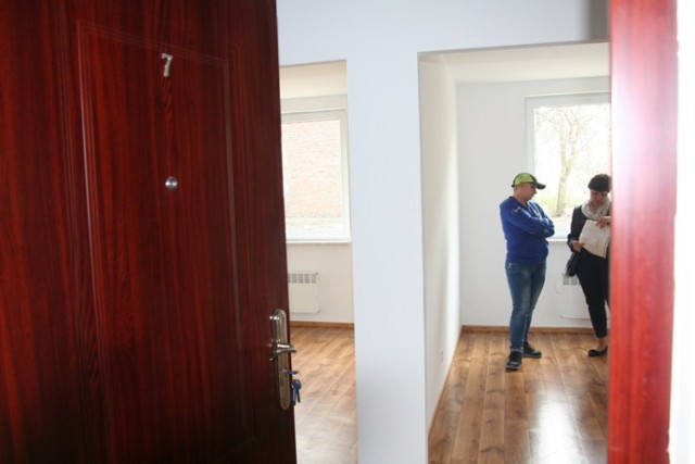 Pawilon mieszkalny w Siemianowicach: Nowi lokatorzy odbierają klucze