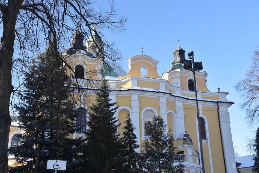 Trzemeszno. Żywa szopka stanęła przed bazyliką [FOTO]