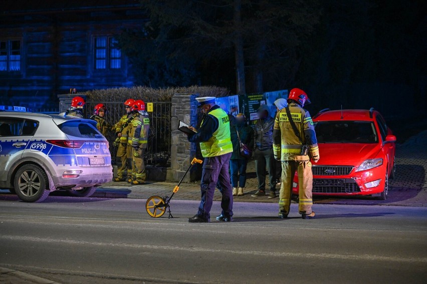 Wypadek na ul. Kasprowicza w Zakopanem. Samochód osobowy...