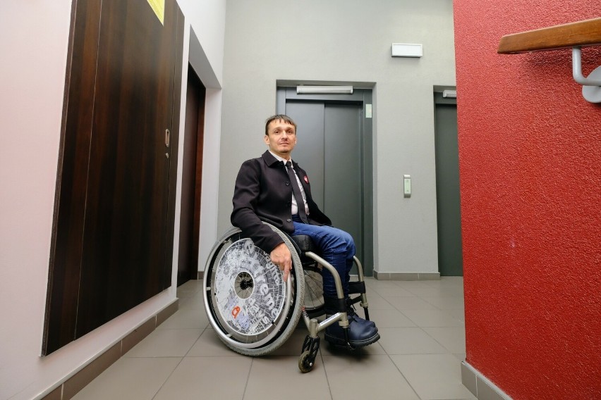 Konstantyn Kuusk mimo niepełnosprawności od lat jest...