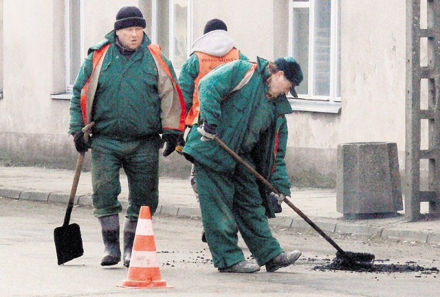 Pracownicy ZUK zalepiają dziury na ul. Kurkowej