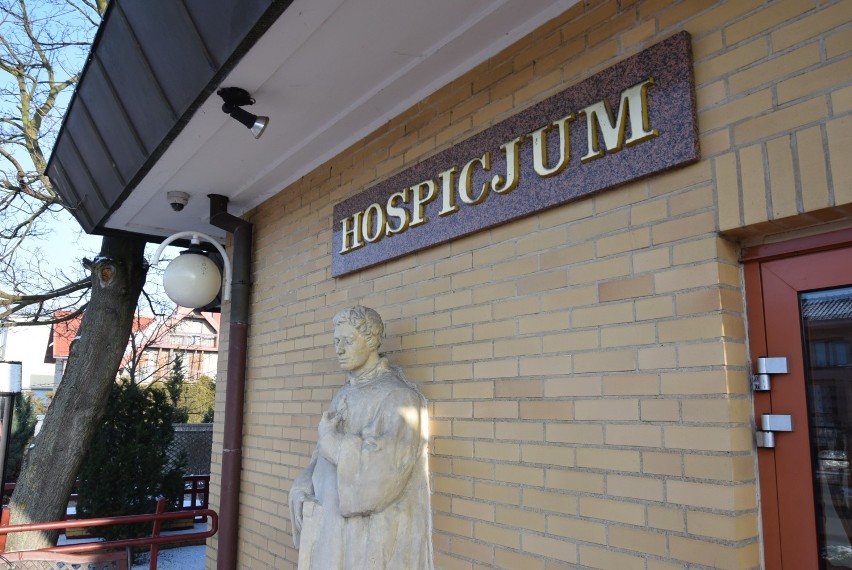 Nocny atak na gdyńskie hospicjum. Sprawcy uszkodzili pomnik św. Wawrzyńca