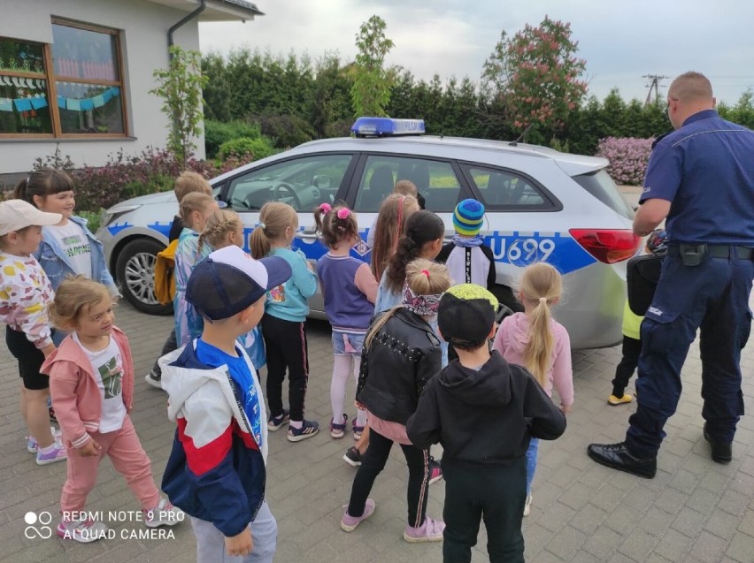 Policjanci z Rawicza przed wakacjami odwiedzają uczniów i przedszkolaków. Ostrzegają przez wakacyjnymi zagrożeniami [ZDJĘCIA]